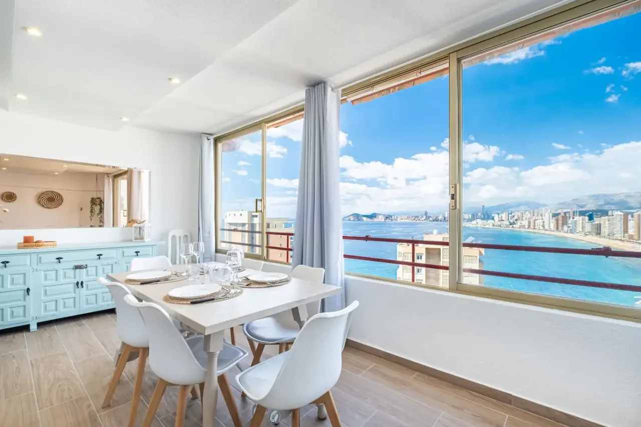 Comedor con vistas al mar en un apartamento de Jávea