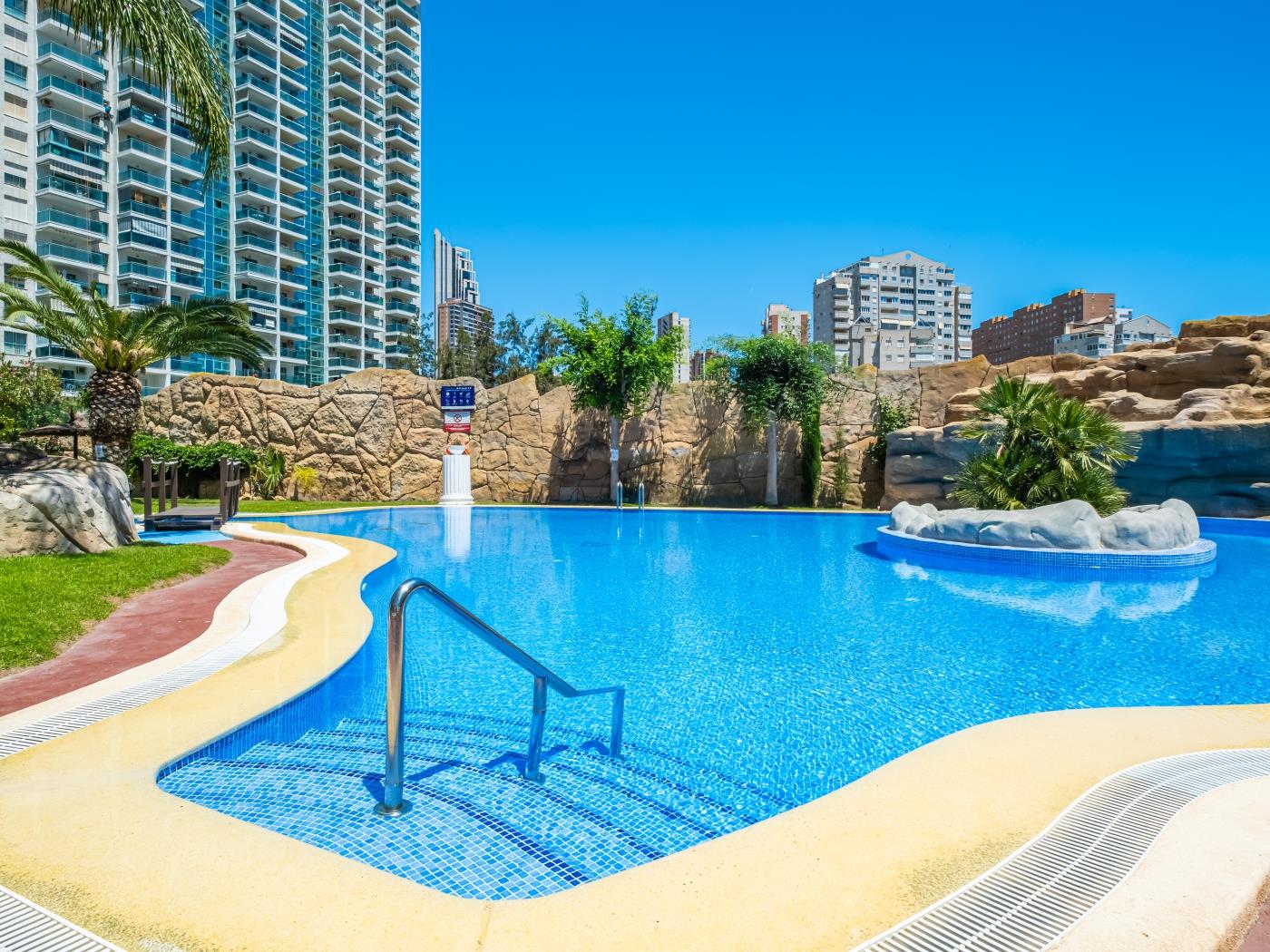 Vistas al paraíso. Sol, terraza y piscina
